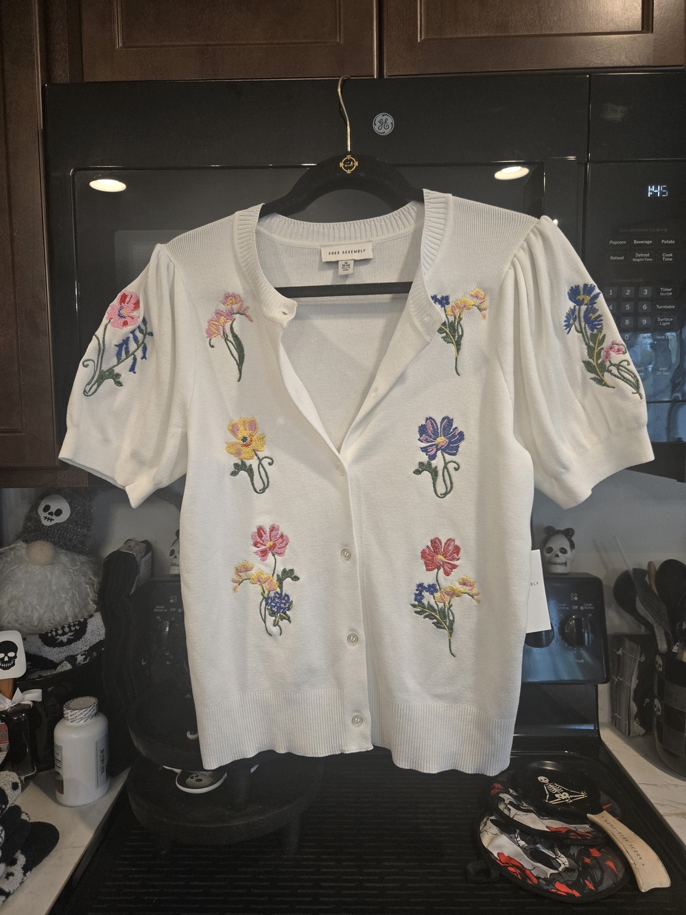 NWT! FREE ASSEMBLY White Floral Embroidered Puff-Sleeve Cardi. Size M